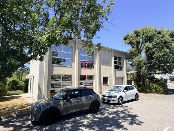 Local professionnel 147 m²