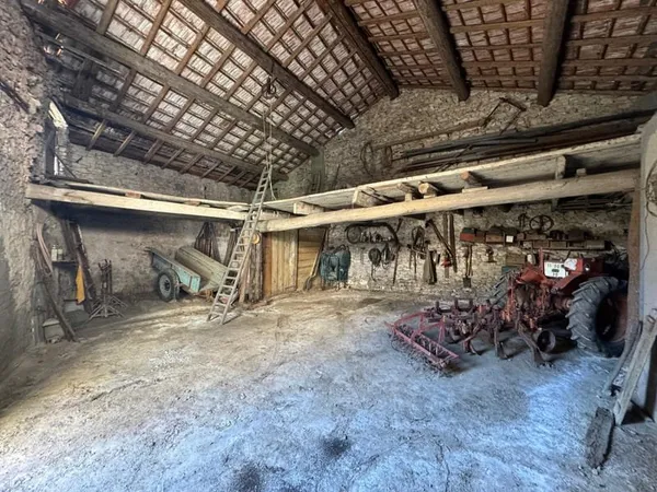LA CALMETTE Grange à rénover de 105m2 avec 6 mètres de haute