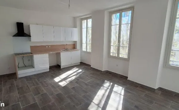 Appartement T3 - 2ème étage - entièrement rénové - centre Carpentras