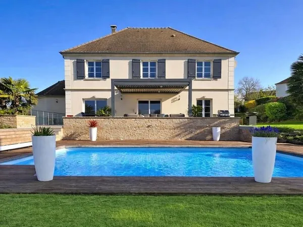 Maison récente 8 pièces avec piscine chauffée à vendre à Luzarches