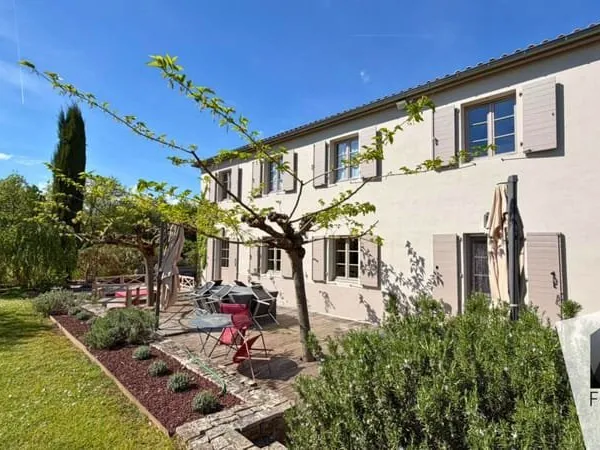 VOURLES - Villa d'exception de 200 m2 rénovée avec jardin, p