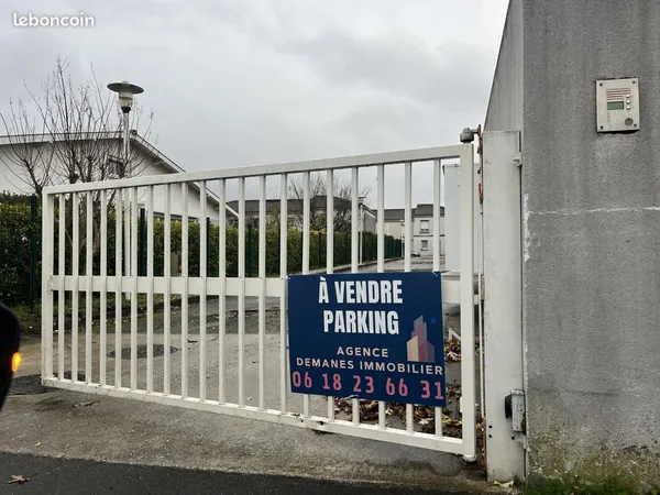 Parking/box Carbon-Blanc