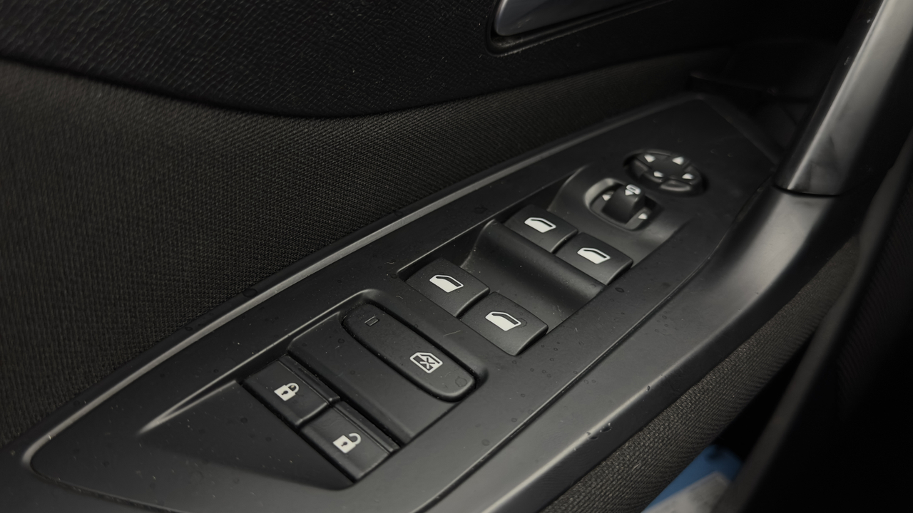 Peugeot 308 SW PHEV 180 e-EAT8 — photo 16