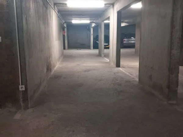 Place de parking sécurisée en sous-sol