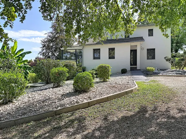 Charmante villa dans un écrin de verdure au calme , 3 chambre et un T2 indépendant, sous sol, piscin