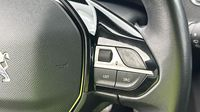 Peugeot 2008 1.2 PureTech 130ch S&S Allure — photo 17