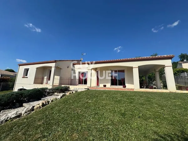 Maison 5 chambres, sous sol complet et jardin.