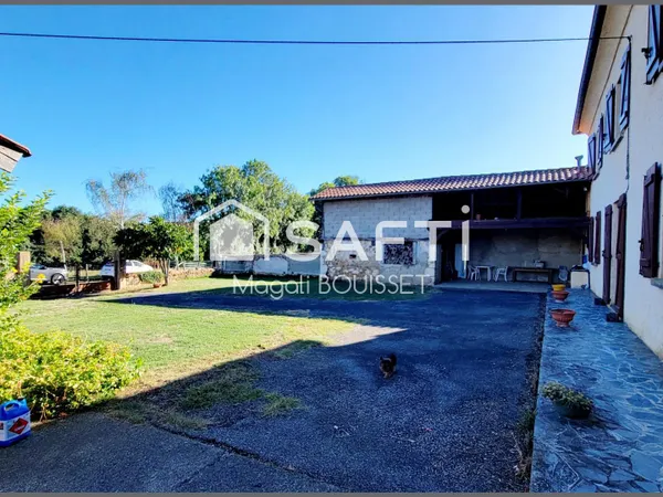 Maison de caractère à potentiel, dépendances, garage, porche, terrains, environnement calme et sans 
