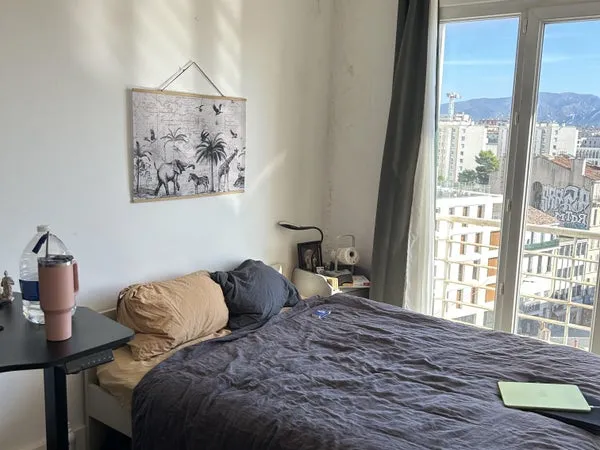 Chambre de 12-13 m² avec vue dégagée sur Marseille