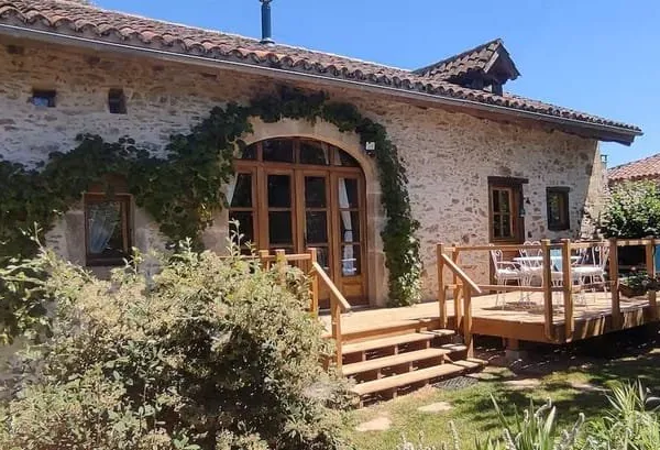 Entre Maurs et Figeac, jolie maison en pierres , entièrement rénovée avec 1526m² de terrain