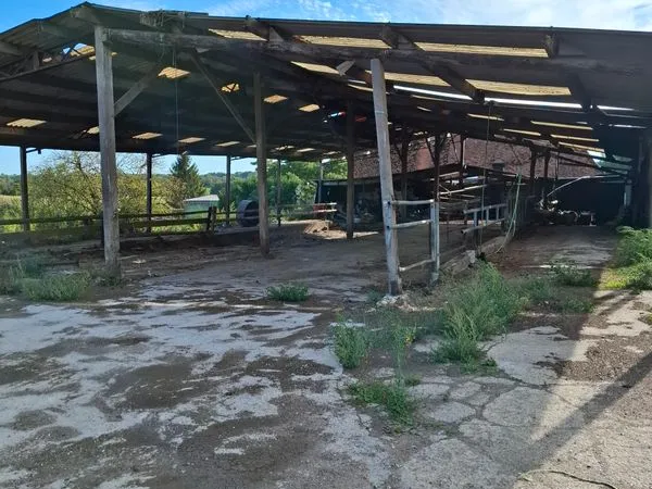Location ensemble de bâtiments / hangars - 1 590 m² + plateforme béton - 1 300 /mois