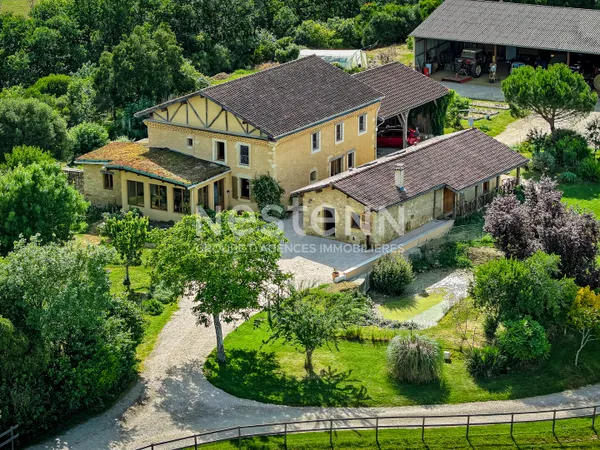 A vendre domaine d' exception avec vue panoramique sur les Pyrénées