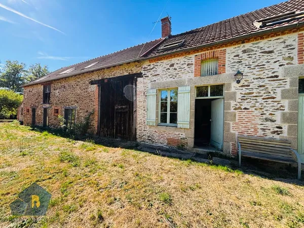 Maison en pierre de pays avec grange attenante, terrain et p