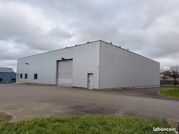 Local 900 m² PLERNEUF