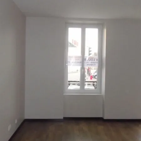 F3 2 chambres face isat
