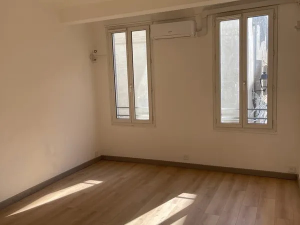 T2 refait a neuf climatisé proche hall rue piétonne