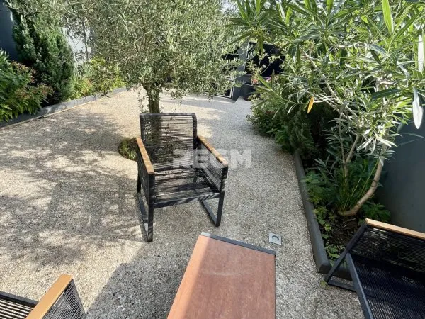 Maison meulière bien entretenue, sous-sol total, double gara