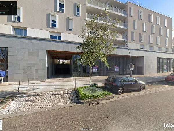 Garage fermé à louer - Résidence sécurisée