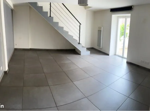 Cournon centre bourg loue maison duplex 72 m2