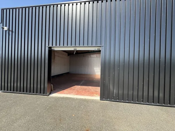LOCATION ENTREPÔT DE 55m2 À CREUZIER-LE-NEUF ( Près de VICHY)