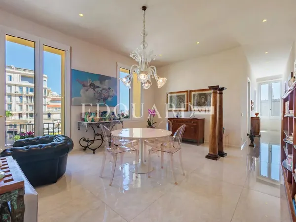 Somptueux  quatre pièces à vendre avec belle vue sur la ville et la mer, en plein centre de Menton