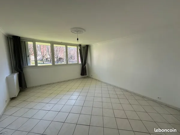 Bel appartement 3 pièces de 74,43 m², situé à Vitry-sur-Seine, à proximité de la Mairie, des transpo