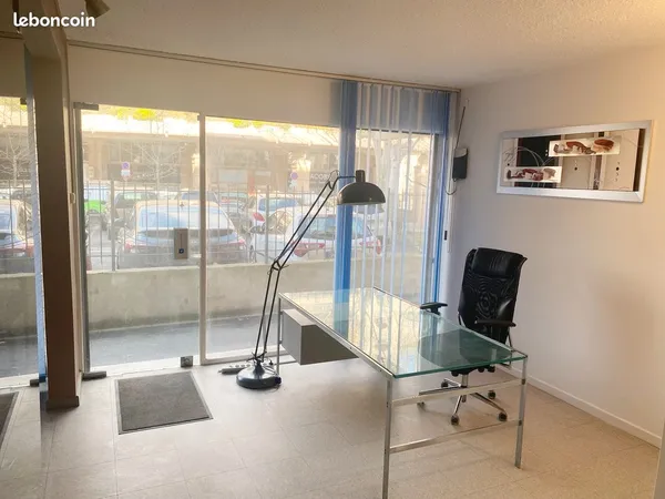 25 m² - Local commercial / bureau meublé - RDC avec vitrine - Centre Aix-en-Provence