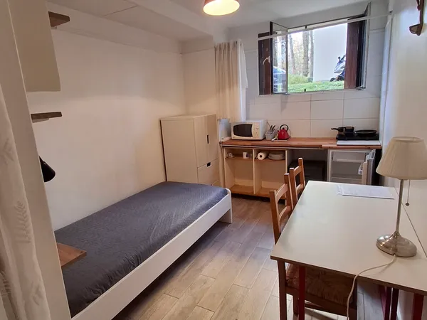 Loue chambre de service