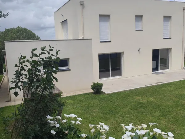 Beau Pavillon offrant de beaux volumes avec magnifique terrain !