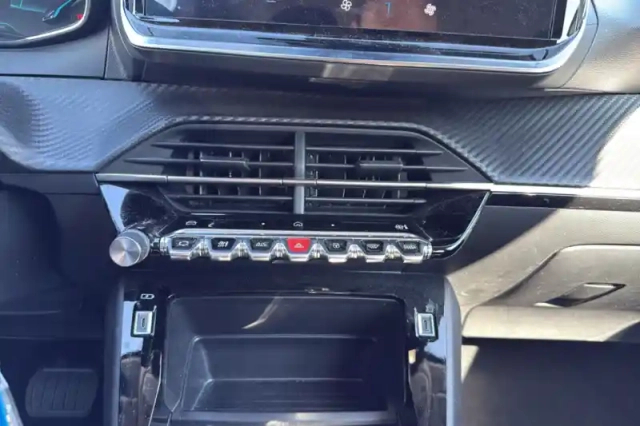 Peugeot 208 hybrid 100 e-dcs6 — photo 27
