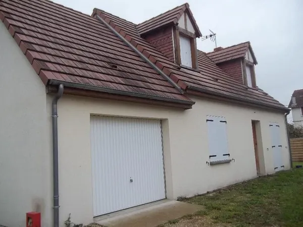 Maison à louer avec garage et entourée d'un petit jardin è