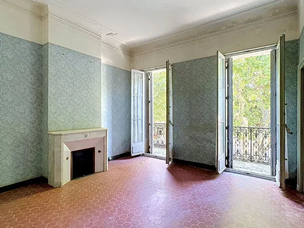 Appartement à rénover sur Rougiers avec place de parking et un balcon.