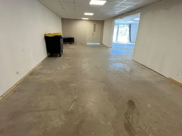 Local commercial 86 m² - Parking clientèle