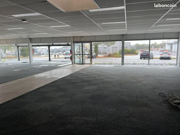 Local 697 m² CAUDAN
