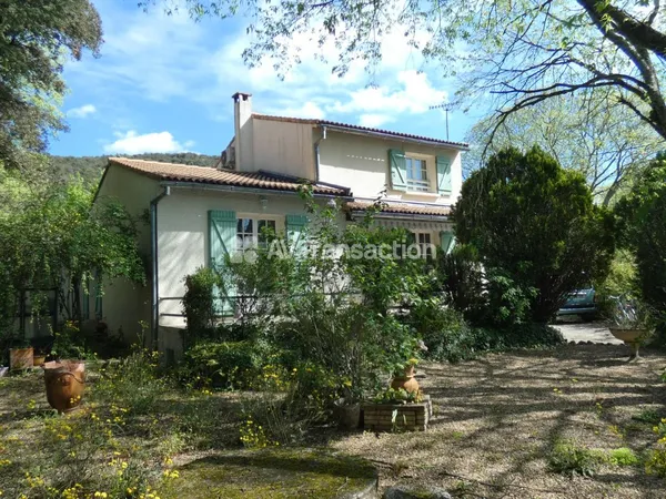 Villa entretenue et jardin