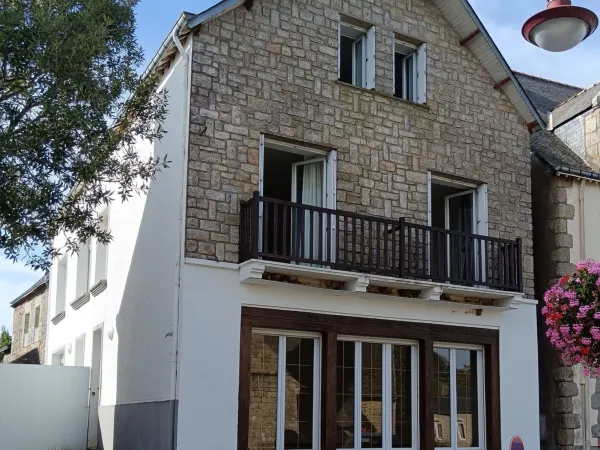 Maison de caractère en pierre de 189 m² — 5 chambres, dépendance et cour en coeur de bourg