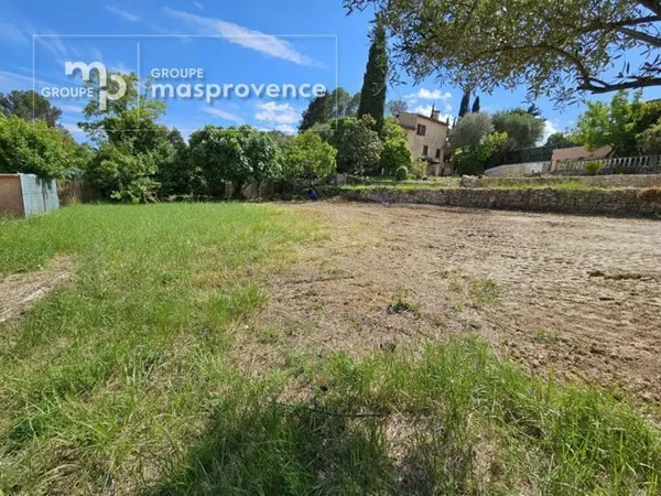 Terrain à bâtir de 778 m² à MOUGINS (06)
