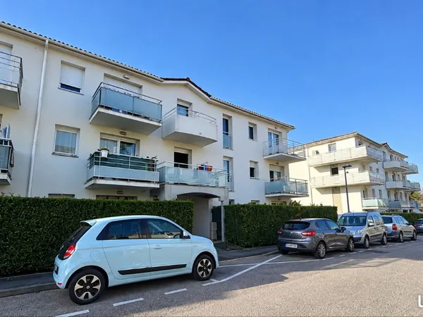 T2 BIS RÉNOVÉ DE 52 m² AVEC BALCON ET PARKING