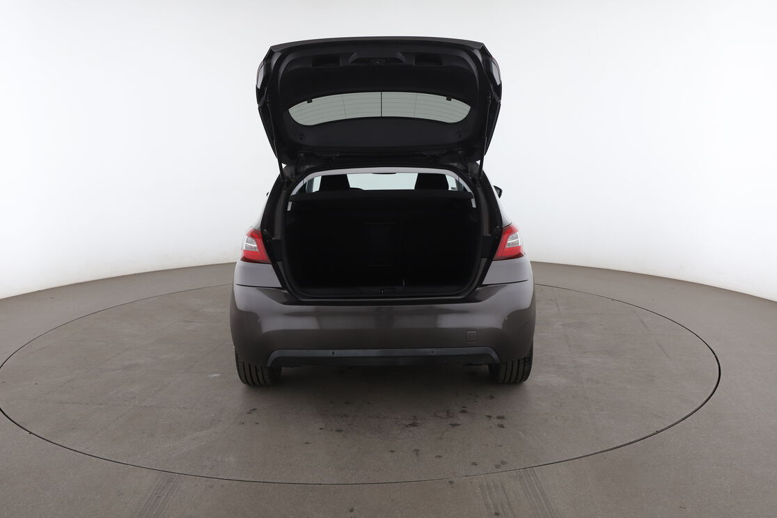 Peugeot 308 1.2 PureTech Allure EAT6 — photo 15