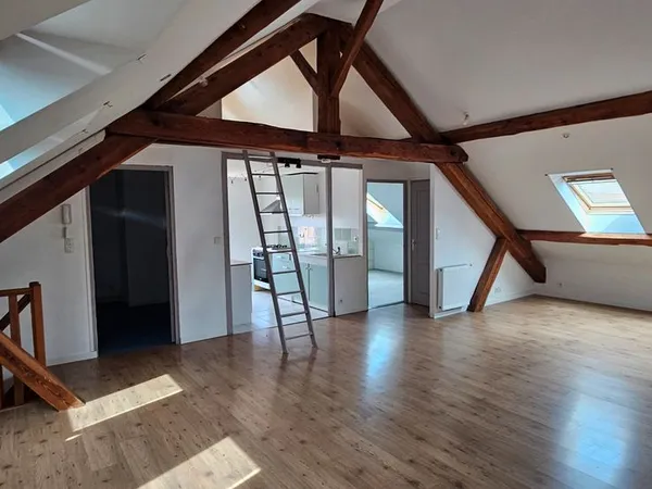 Lumineux F2 Mansardé Lure Centre - 57 m² Carrez / 89 m² au sol