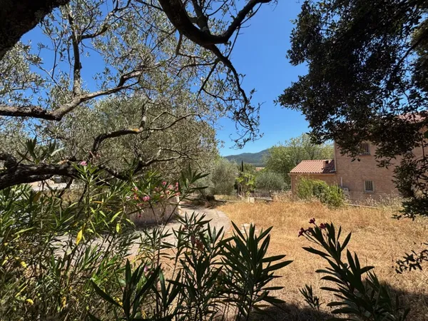 Terrain 700 m²
