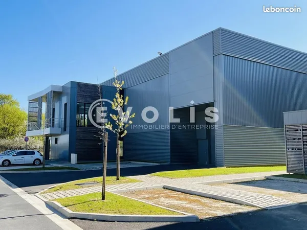 Local d'activité 867 m²