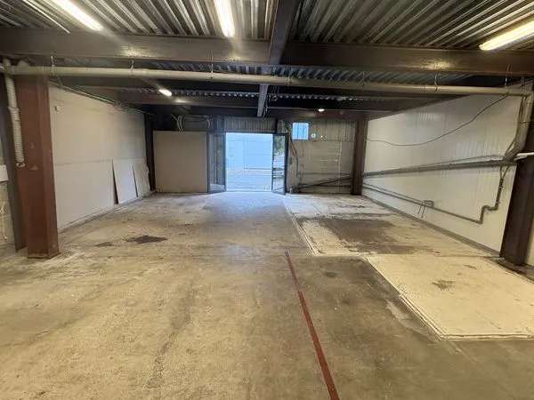 Dépôt / Atelier 100 m² en RDC (+ Bureaux disponibles à l'étage) - Zone des Pontots / Bayonne