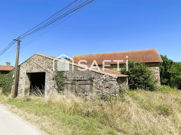 Ensemble immobilier en pierre à rénover