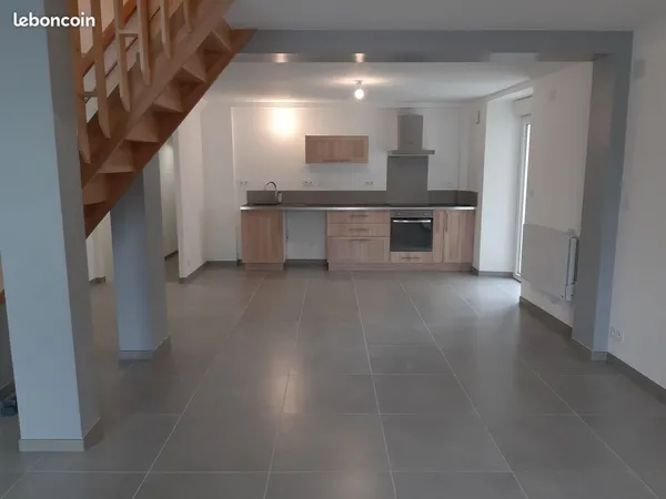 À LOUER - Jolie maison de 84 m² avec terrasse et garage fermé