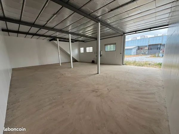 Local d’activité et entrepôt Location Villars 135m² 900€