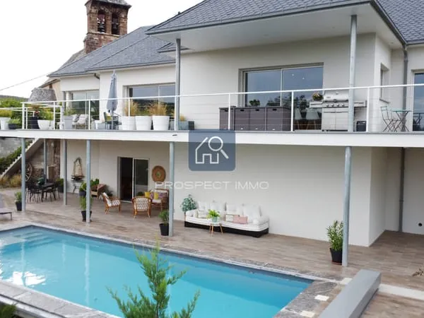 Villa contemporaine avec piscine et vue panoramique