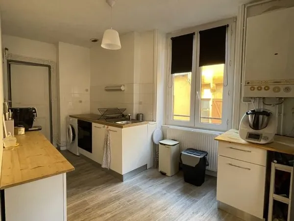 Charlieu centre, appartement très lumineux, refait à neuf avec cuisine equipée