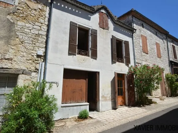 Maison de village à restaurer avec jardin non attenant.