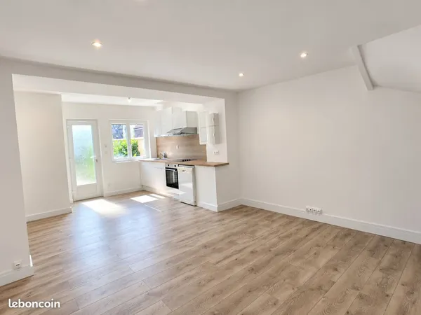 Maison de ville - 53 m² - 2 chambres - Cour avec stationnement